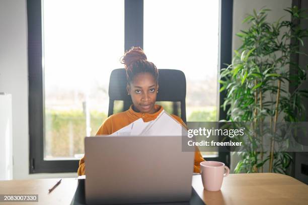 young woman working from home - international student day stock-fotos und bilder