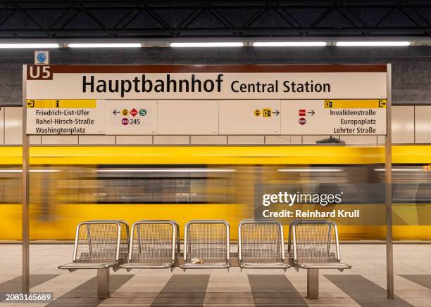 berliner u-bahn kommt am hauptbahnhof an - reinhard krull stock-fotos und bilder