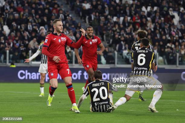 Teun Koopmeiners of Atalanta celebrates with team mates after scoring to give the side a 1-0 lead during the Serie A TIM match between Juventus and...