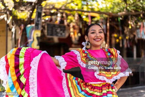 retrato de una mujer joven bailando con ropa tradicional mexicana al aire libre - guadalajara fotografías e imágenes de stock