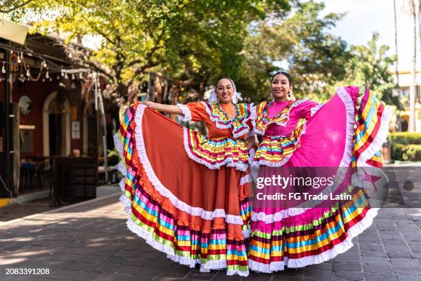 retrato de mujeres bailarinas con vestimenta tradicional mexicana al aire libre - guadalajara méxico fotografías e imágenes de stock