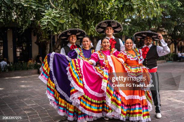 portrait of traditional mexican dancers outdoors - guadalajara mexique photos et images de collection