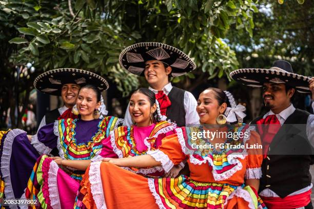 danseurs traditionnels mexicains en plein air - guadalajara mexique photos et images de collection