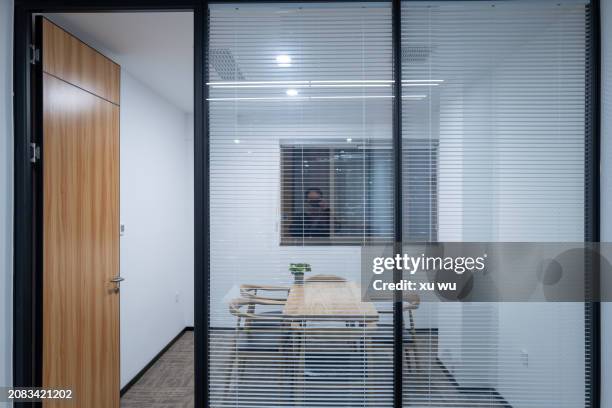 open office glass partitions - 福建省 stock pictures, royalty-free photos & images