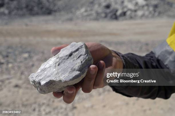 a lithium rich rock - lítio imagens e fotografias de stock