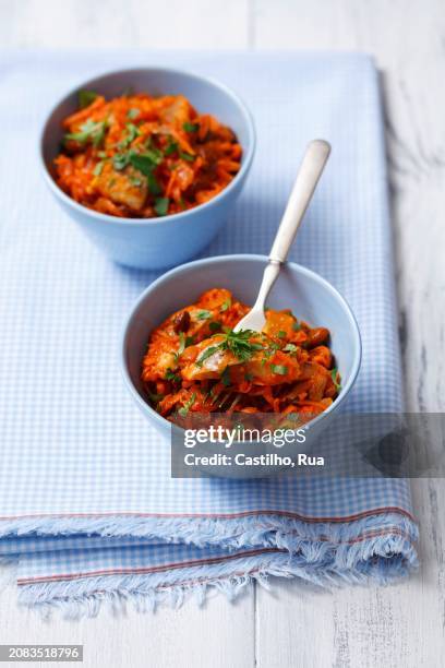 herring salad with carrots, raisins and curry - rua principal rua fotografías e imágenes de stock