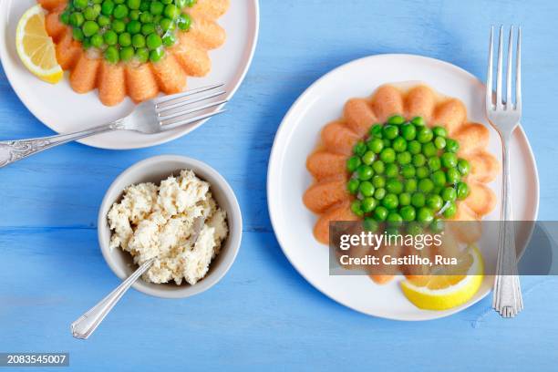 salmon mousse with gelatine, green peas and horseradish - fischmousse stock-fotos und bilder