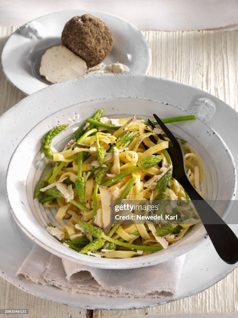 Fettuccine with wild asparagus and Belper Knolle Swiss cheese