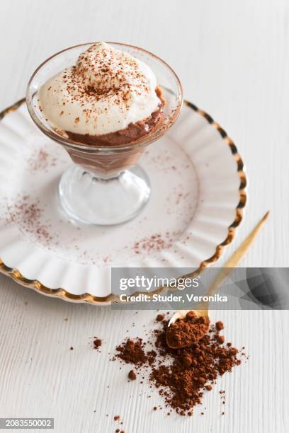 chocolate mousse with cream and cocoa powder - chocolade mousse stockfoto's en -beelden