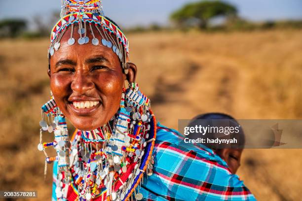african woman carrying her baby, kenya, east africa - culture samburu photos et images de collection