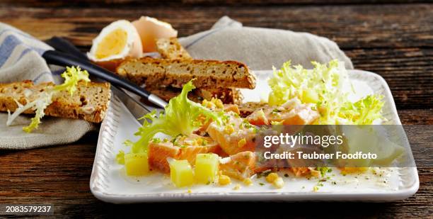 char salad with potatoes and frisee lettuce - krulandijvie stockfoto's en -beelden