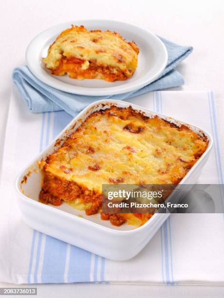 gratin with a minced meat sauce and mashed potatoes - hachis parmentier stock pictures, royalty-free photos & images