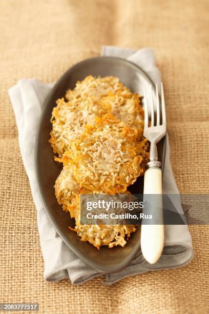 potato fritters with parmesan - rua principal rua fotografías e imágenes de stock