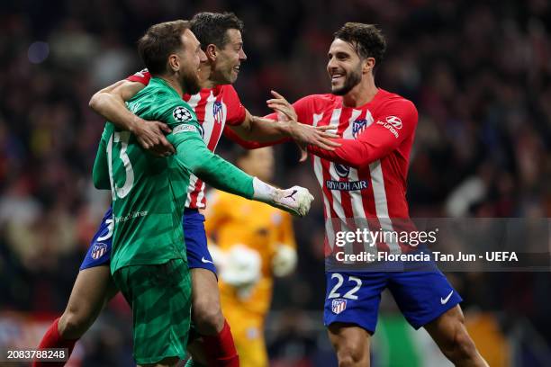 Jan Oblak of Atletico de Madrid celebrates with teammates Cesar Azpilicueta and Mario Hermoso the team's victory in the penalty shoot out after the...