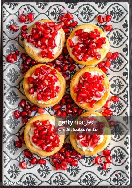 vol au vents with cream cheese and pomegranate seeds - vol au vent stockfoto's en -beelden