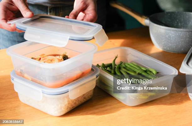 leftovers - plastikbehälter stock-fotos und bilder