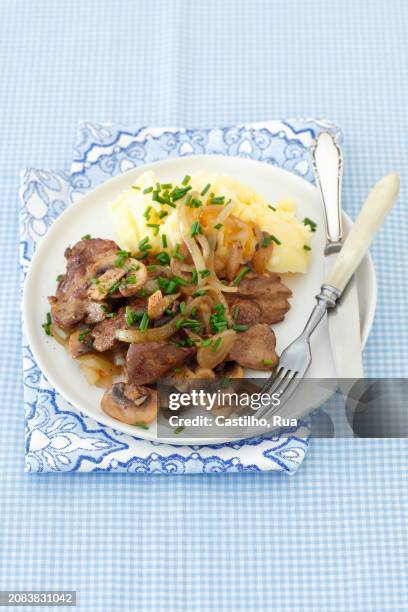 chicken liver with onion, mushrooms, potato purée - rua principal rua fotografías e imágenes de stock