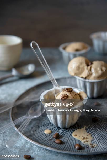 coffee ice cream with coffee beans in metal cups - gelato al caffè e cioccolato foto e immagini stock