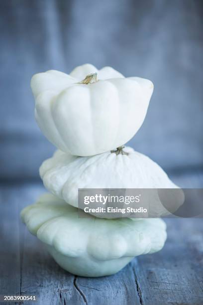 three white pattypan squash, stacked - pattypan squash imagens e fotografias de stock