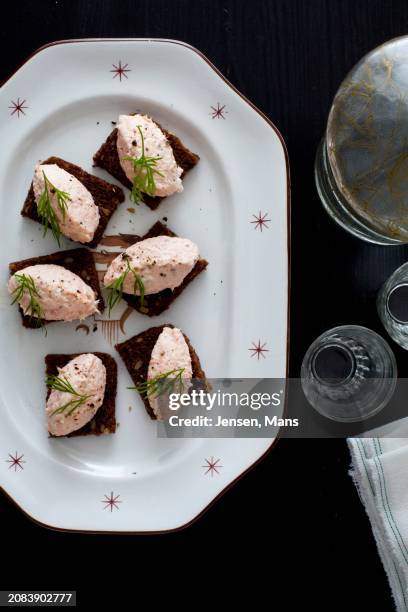 smoked salmon mousse on rye bread - fischmousse stock-fotos und bilder