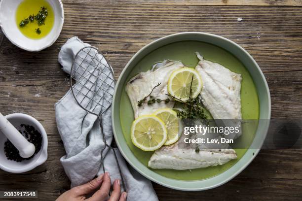 fillet of plaice with lemon, olive oil and thyme - flounder fillet fotografías e imágenes de stock