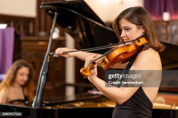 classical music concert with piano and violin - violino imagens e fotografias de stock