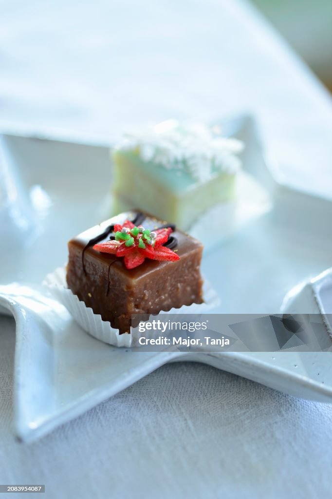 Two petit fours (Christmas)