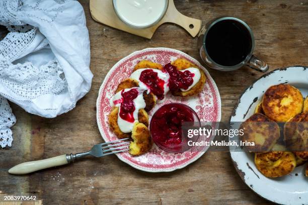 syrniki (cottage cheese pancakes, russia) - protein pancakes stock pictures, royalty-free photos & images