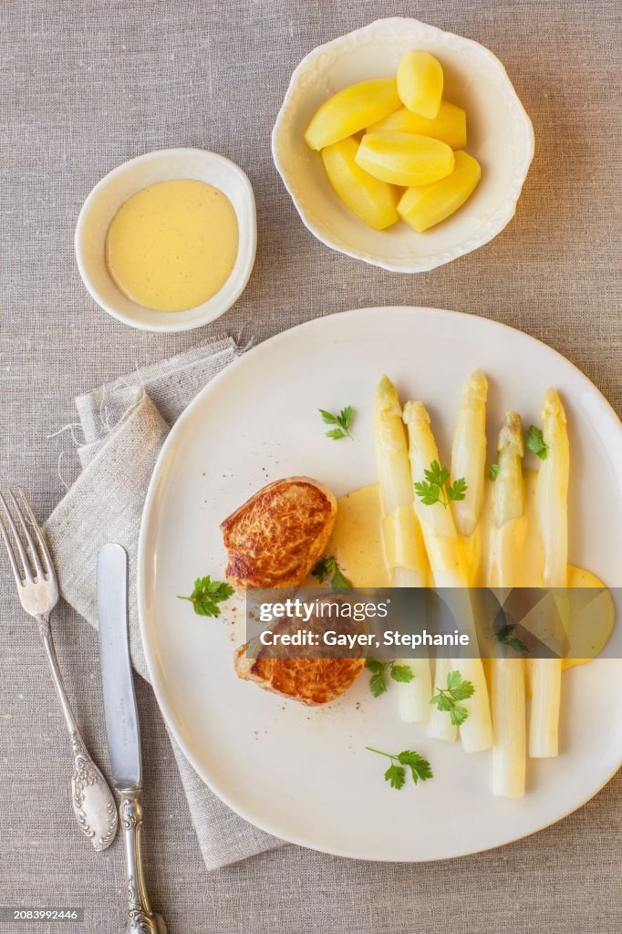 Pork medallions with asparagus, hollandaise sauce and potatoes