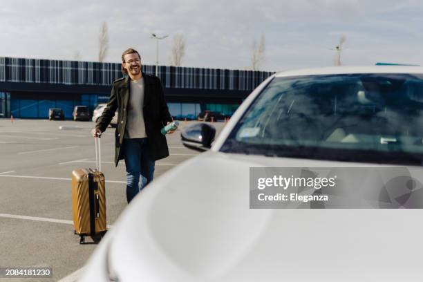 business man in the airport - aluguer de automóveis imagens e fotografias de stock