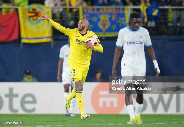 Etienne Capoue of Villarreal CF celebrates scoring his team's first goal during the UEFA Europa League 2023/24 round of 16 second leg match between...