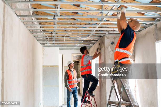 operai edili in azione in cantiere - equipaggio foto e immagini stock