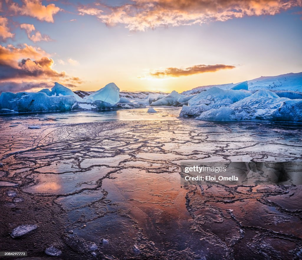 Beautiful cold landscape picture of icelandic glacier lagoon bay