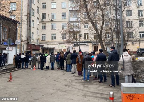 March 2024, Russia, Moskau: People queue outside a polling station after 12 noon. The "Noon against Putin" campaign was called by the Russian...