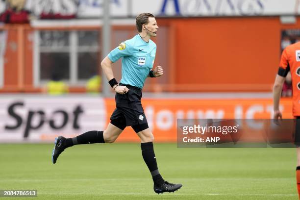 Referee Sander van der Eijk during the Dutch Eredivisie match between FC Volendam and AZ Alkmaar at the Kras stadium on March 17, 2024 in Volendam,...