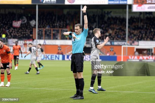 Referee Sander van der Eijk during the Dutch Eredivisie match between FC Volendam and AZ Alkmaar at the Kras stadium on March 17, 2024 in Volendam,...