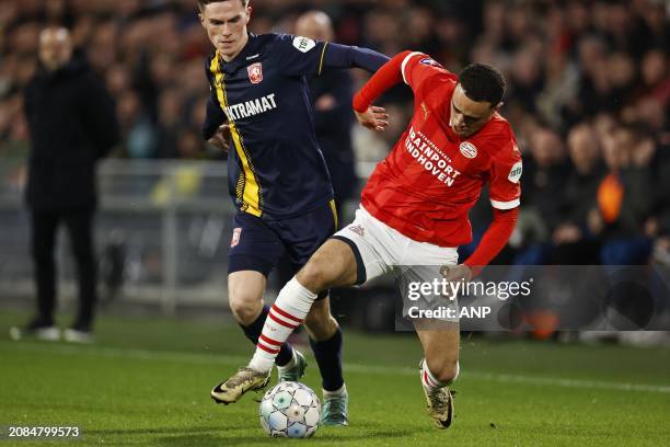 Daan Rots of FC Twente, Sergino Dest of PSV Eindhoven during the Dutch Eredivisie match between PSV Eindhoven and FC Twente at the Phillips stadium...