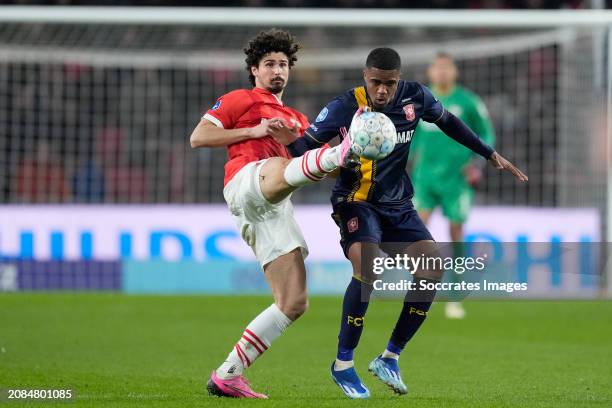 Andre Ramalho of PSV Myron Boadu of FC Twente during the Dutch Eredivisie match between PSV v Fc Twente at the Philips Stadium on March 17, 2024 in...