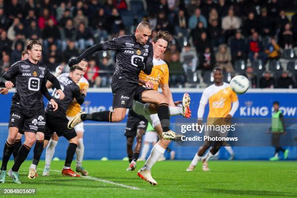 Slimani Islam forward of KV Mechelen battles for possession with Pletinckx Ewoud defender of OH Leuven during the Jupiler Pro League match between OH...