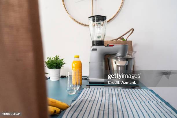 küche mit modernen geräten - rührbesen stock-fotos und bilder