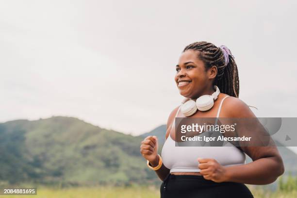 plus size woman jogging - spaghetti straps stock pictures, royalty-free photos & images