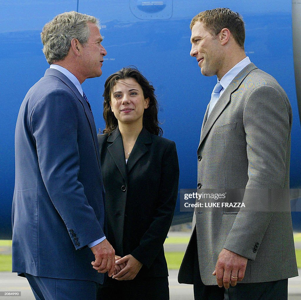 US President George W. Bush (L) greets t