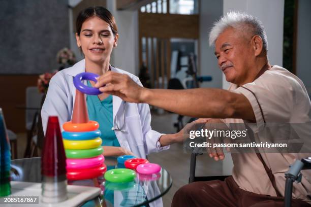 rehabilitación del cerebro y el cuerpo de pacientes con accidente cerebrovascular isquémico u obstrucción. - neurocirugia fotografías e imágenes de stock