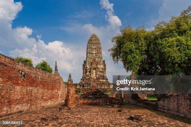 inside wat mahathat temple - wat phra mahathat stock pictures, royalty-free photos & images