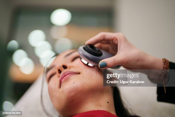 médico usando dermoscopio en la cara de los pacientes. - dermatología fotografías e imágenes de stock