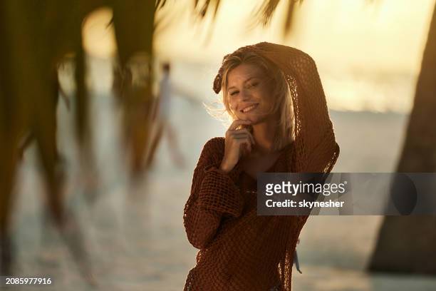 happy woman enjoying on the beach at sunset. - meeru island stockfoto's en -beelden