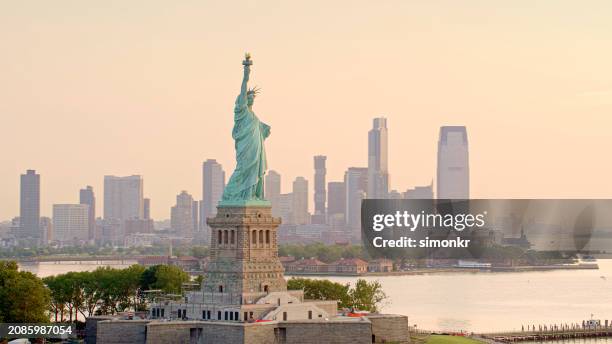 statue of liberty on liberty island - statue of liberty stock pictures, royalty-free photos & images