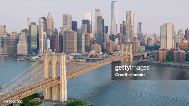 brooklyn bridge over east river - east river staden new york bildbanksfoton och bilder