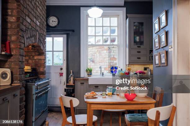 una acogedora cocina rústica - casita de campo fotografías e imágenes de stock