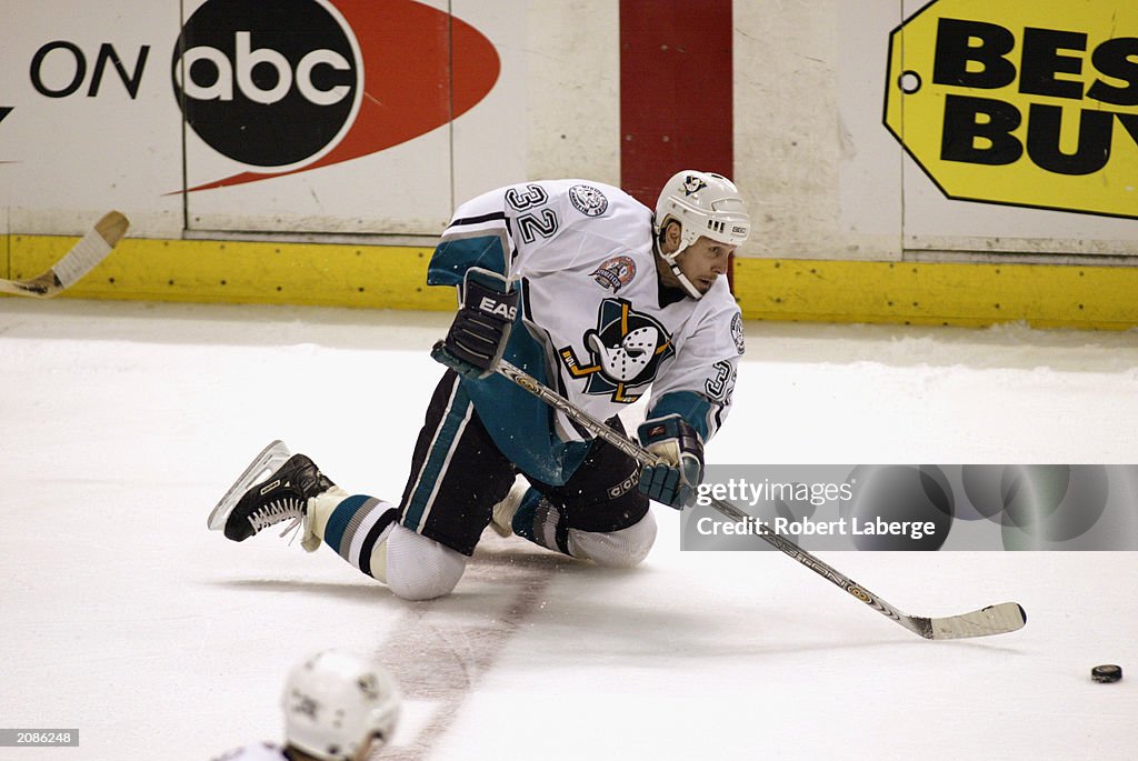 Steve Thomas plays the puck on his knees